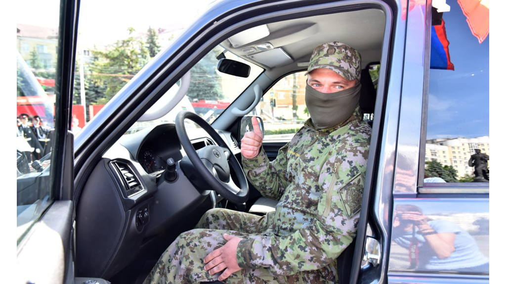 В Брянске пограничникам вручили ключи от 10 автомобилей