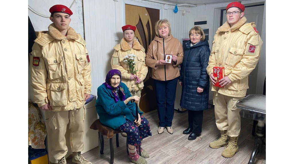 Унечским труженицам тыла вручили медали в честь 80-летия Великой Победы