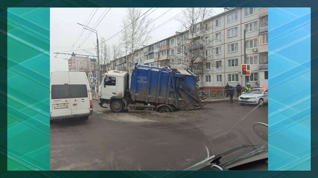 В Брянске мусоровоз провалился в глубокую яму при выезде на улицу Авиационную