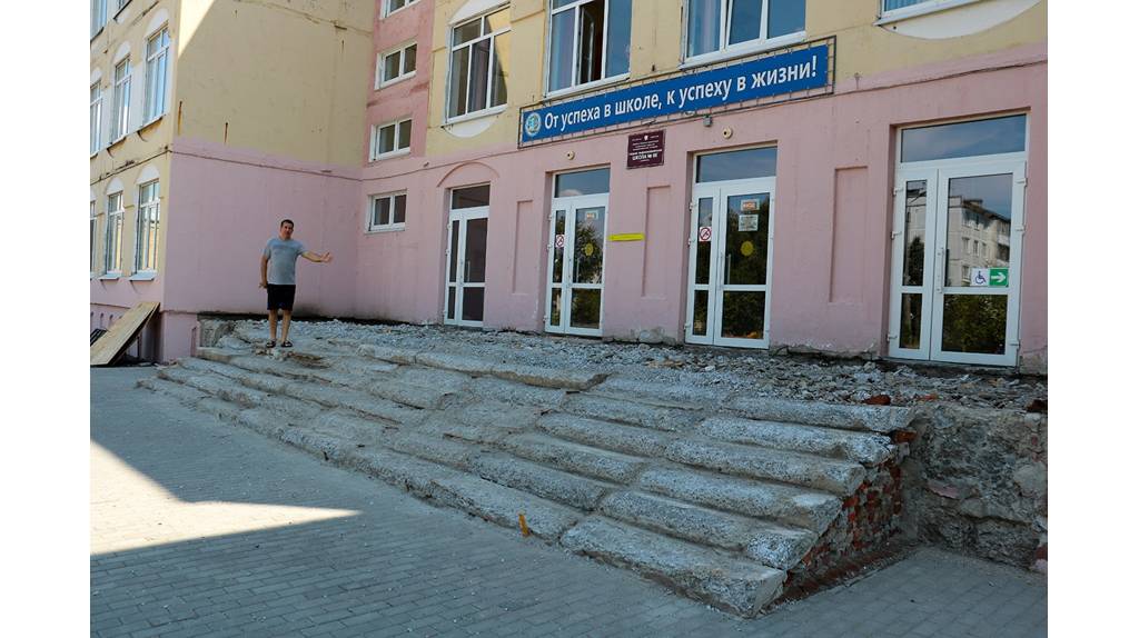 В спортгородке школы №66 Брянска к ее 35-летию заасфальтировали беговые дорожки