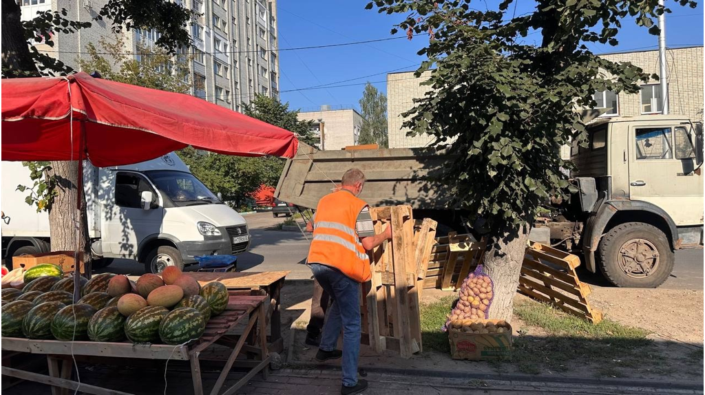 В Брянске снесли незаконные торговые прилавки и стеллажи