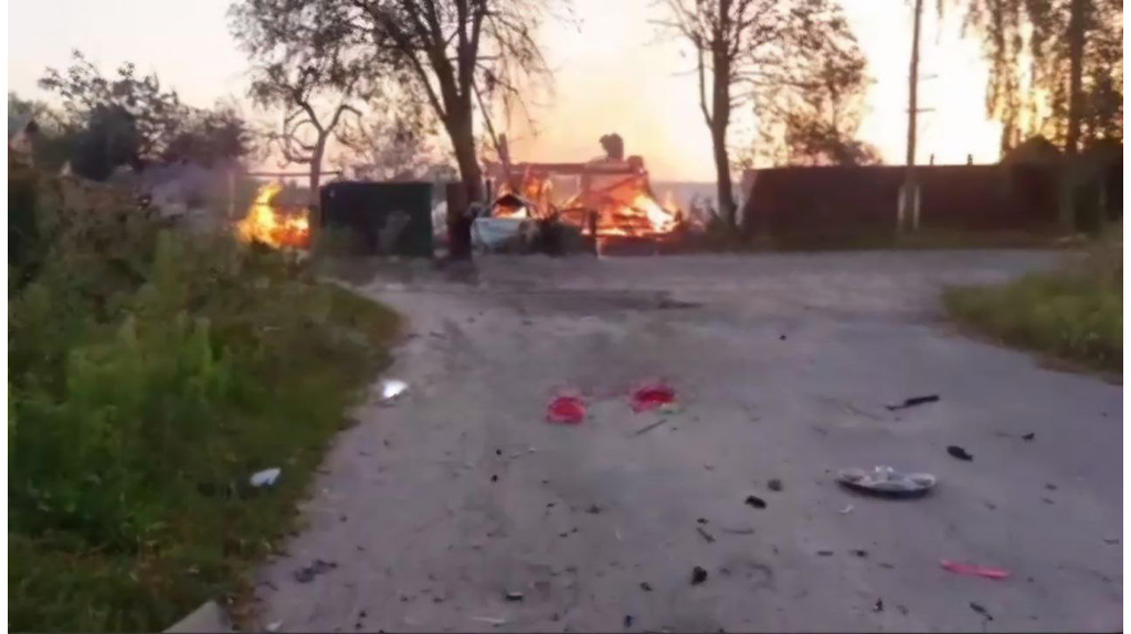 В Сети появилось видео горящих после удара ВСУ в Климовском районе дома и машины