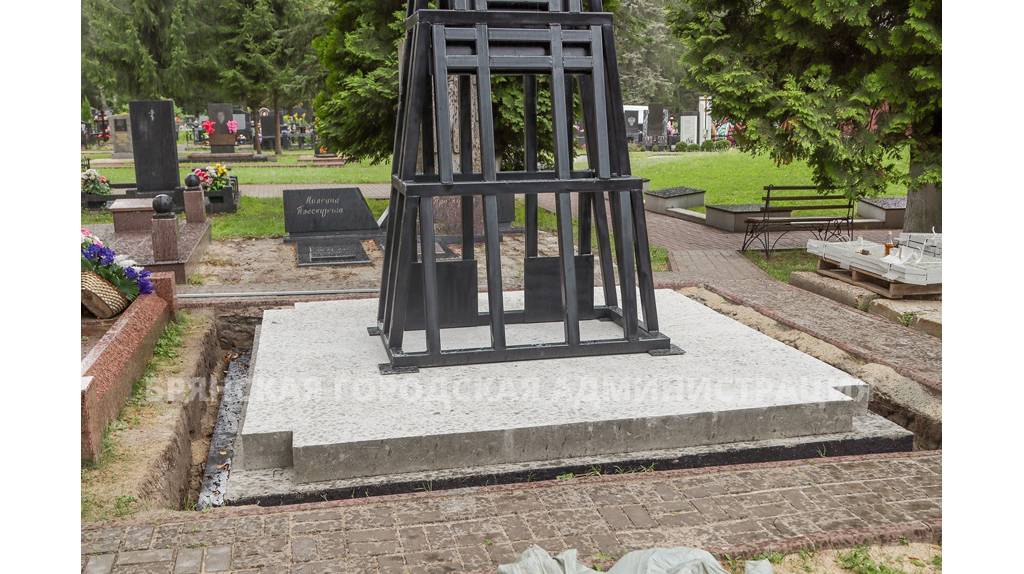 В Брянске на центральном кладбище заканчивается строительство мемориала Игнату Фокину