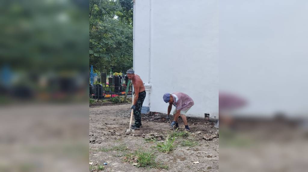 В Трубчевске на территории Сретенского храма начались благоустроительные работы