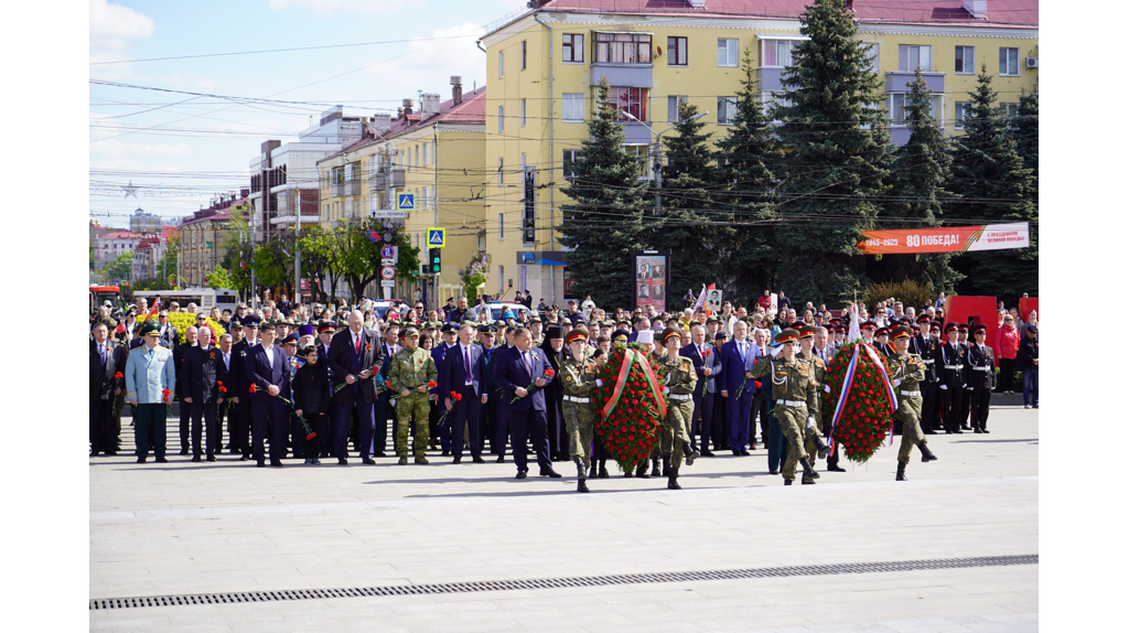 На площади Партизан в Брянске возложили цветы к Вечному огню