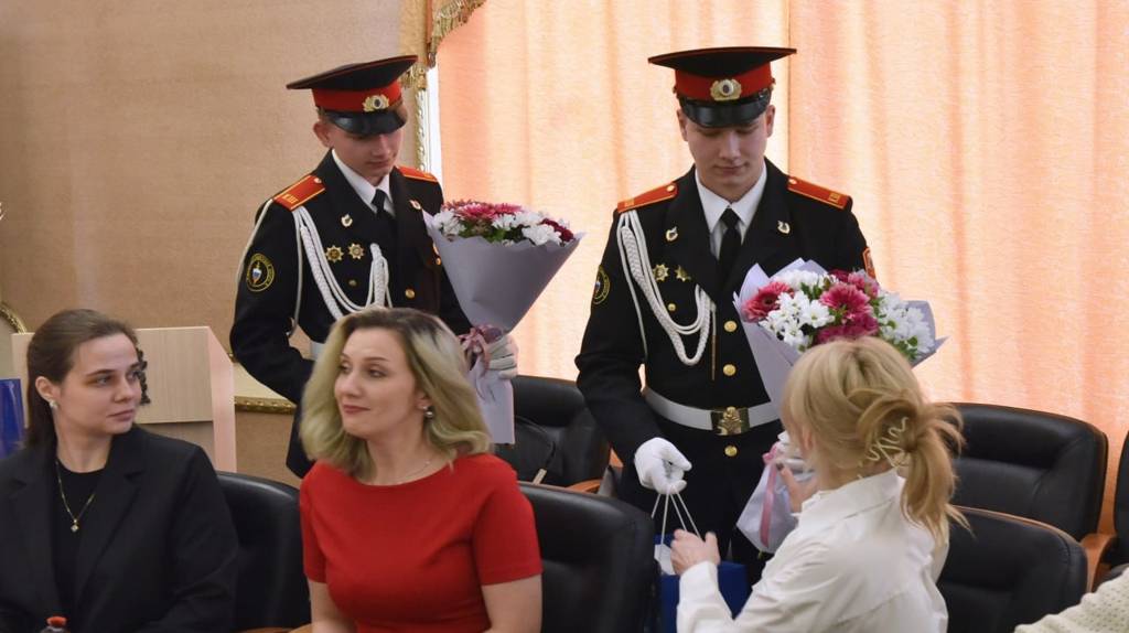 Губернатор Богомаз поздравил с 8 Марта матерей и жён участников СВО