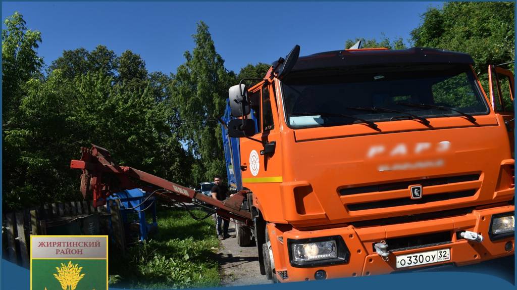 Жирятинское ЖКУ получило новый мусоровоз