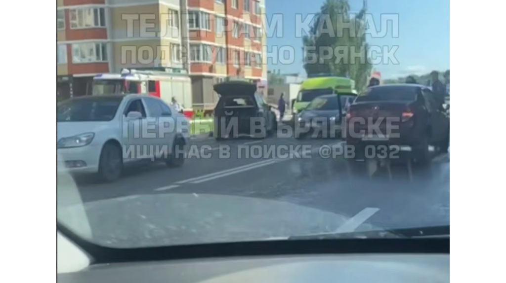 В Брянске на улице Горбатова легковушки попали в серьезное ДТП