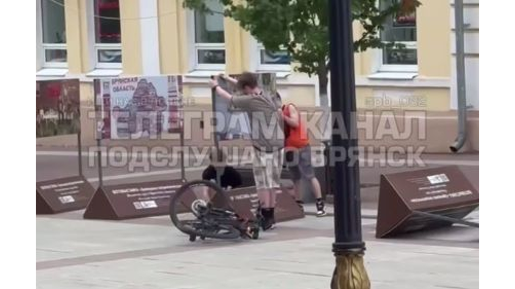 В Брянске фотовыставка на бульваре Гагарина не выдержала шквалистого ветра