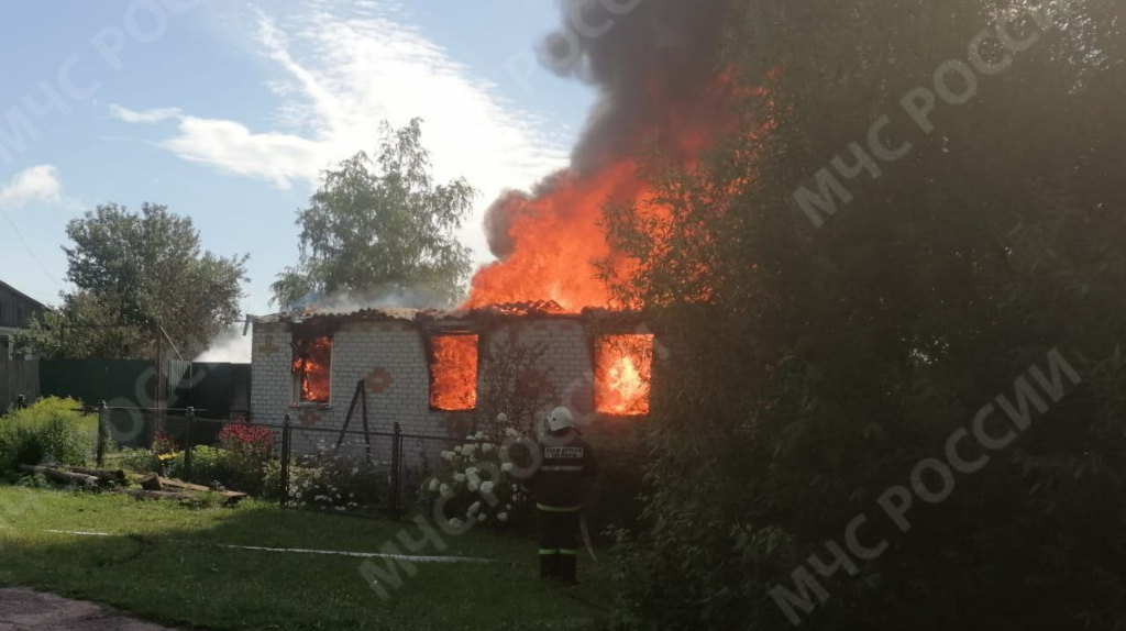 В брянской деревне Старая Мармазовка сгорел жилой дом
