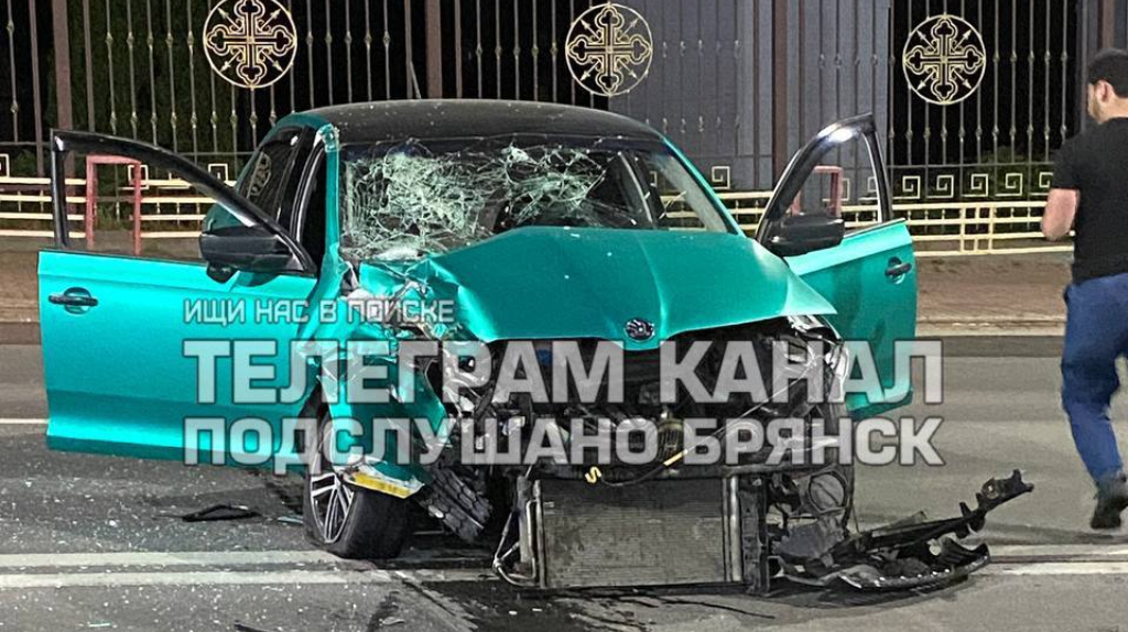 В центре Брянске иномарка врезалась в поливальную машину