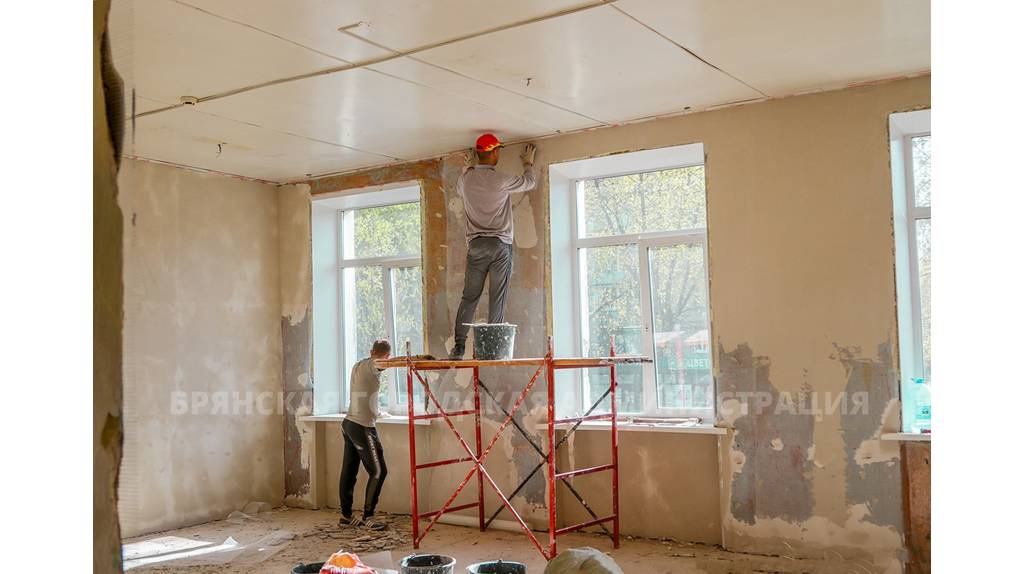 Власти проинспектировали строительство и ремонт школ в Брянске 