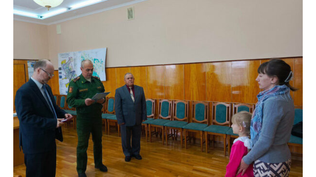 В Новозыбкове жене и дочери погибшего мобилизованного передали орден Мужества