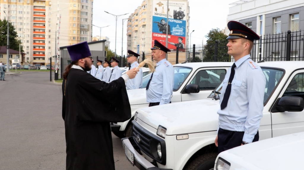 Брянским полицейским передали 18 новых служебных автомобилей 