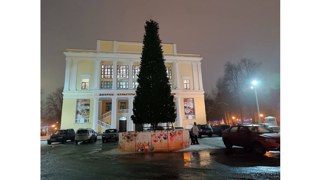 В Брянске у Дворца железнодорожников установили 12-метровую елку