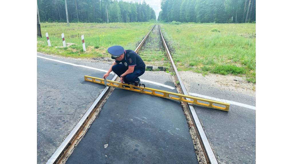 В Трубчевском районе автоинспекторы обследовали железнодорожные переезды