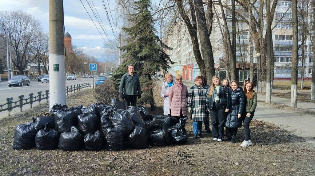 В Брянске навели порядок в сквере Гайдукова