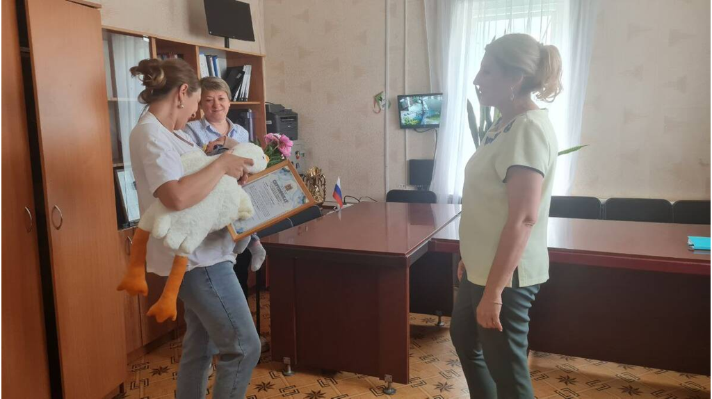 В Суземке многодетной семье Бычковых вручили сертификат на областной маткапитал
