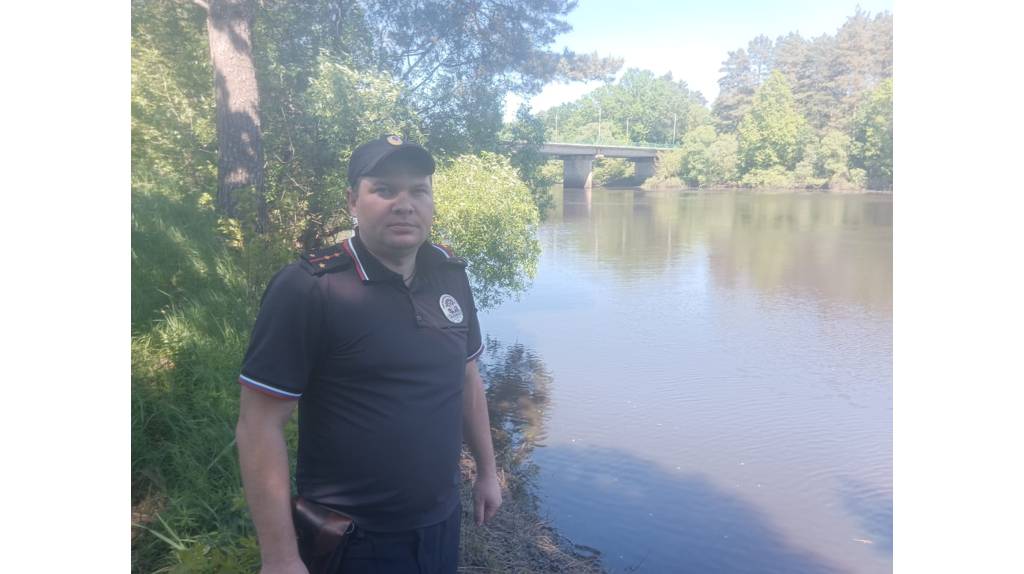 В Суражском районе полицейский спас тонувшую в реке девочку