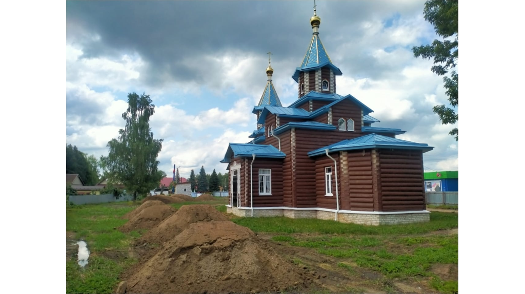 В Клетне благоустраивают территорию храма в честь иконы Божией Матери «Всецарица»
