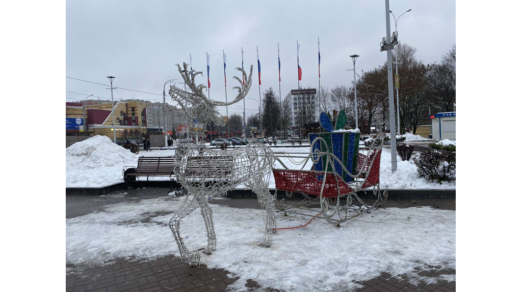 На площади Воинской славы в Брянске устанавливают искусственную новогоднюю елку