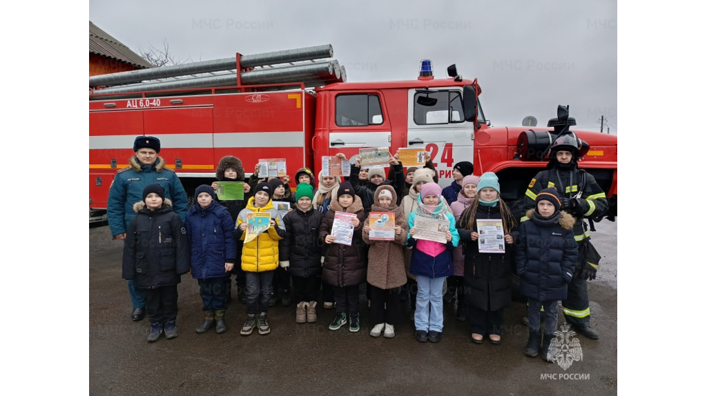 В Комаричах для учащихся школы №1 провели экскурсию по пожарно-спасательной части