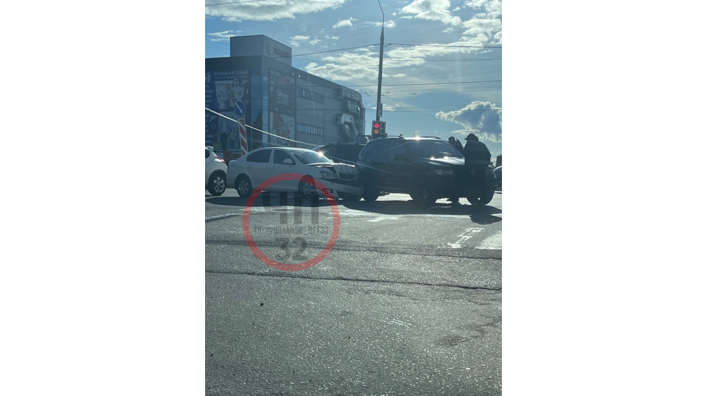 В Брянске на проспекте Станке Димитрова в ДТП попали две легковушки