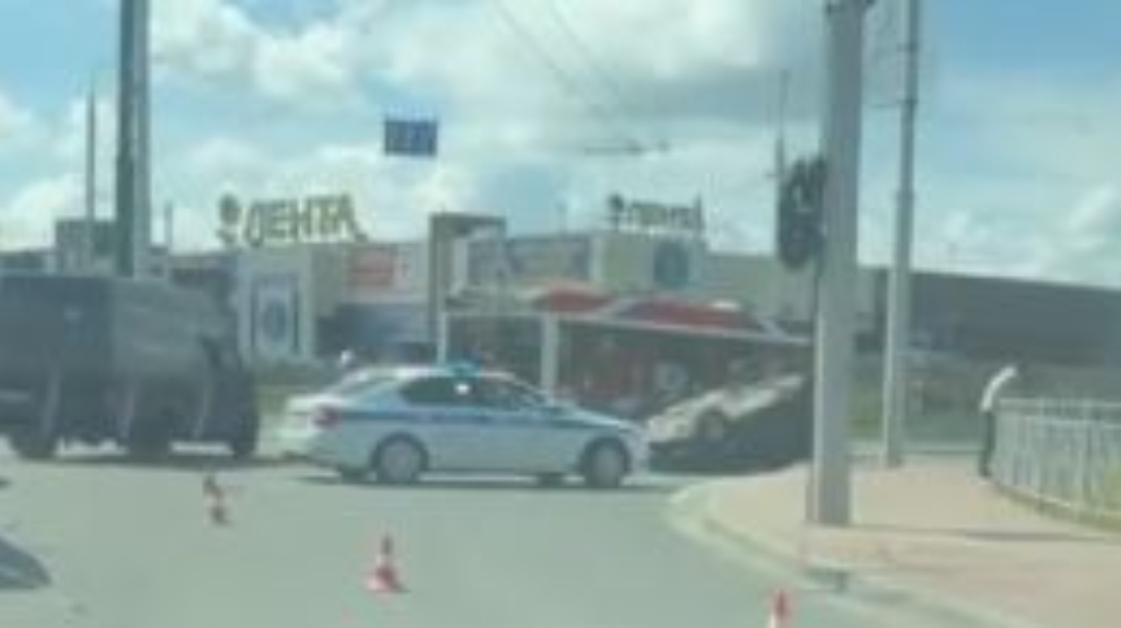 В Брянске возле «Аэропарка» перевернулась легковушка