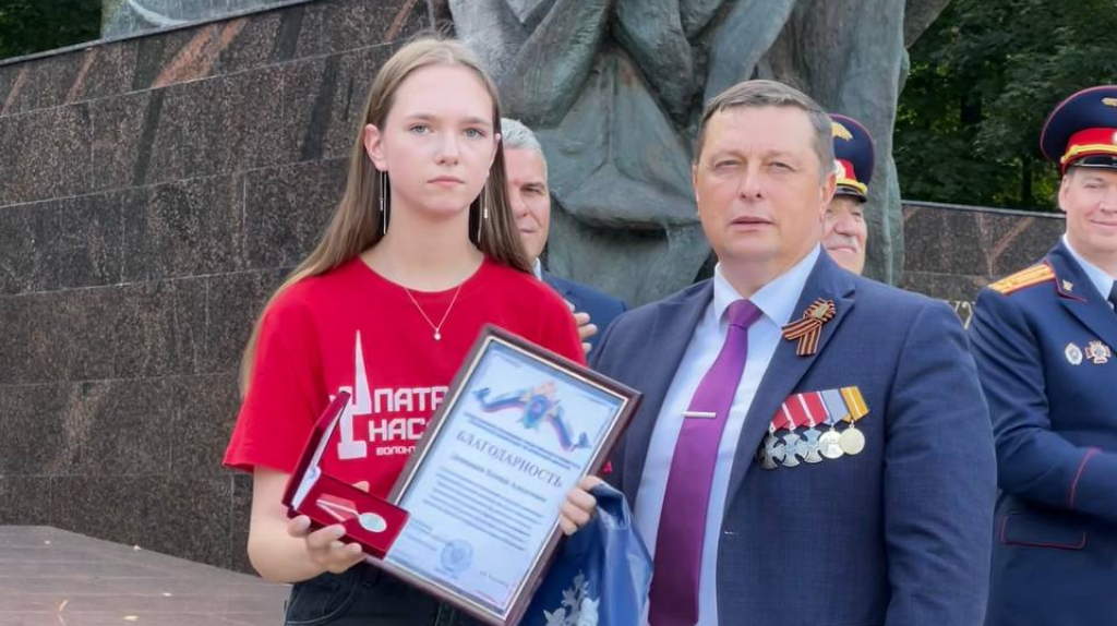 Следователи вручили активистке из Комаричей памятную медаль «Вместе с Донбассом»