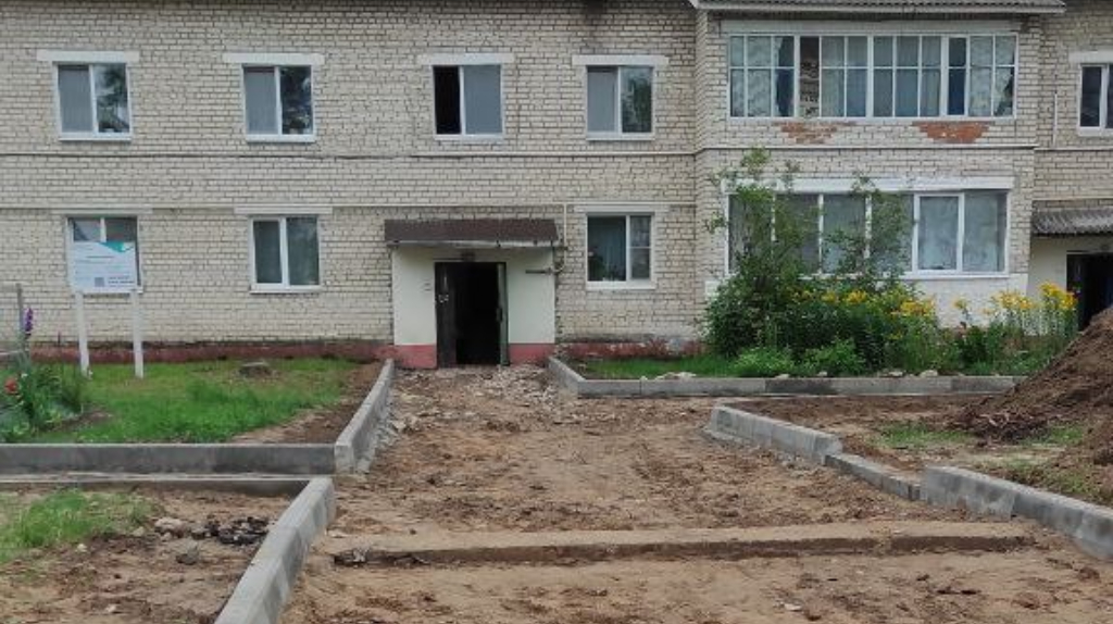 В брянском поселке Чемерна продолжается благоустройство двора по переулку Молодежному