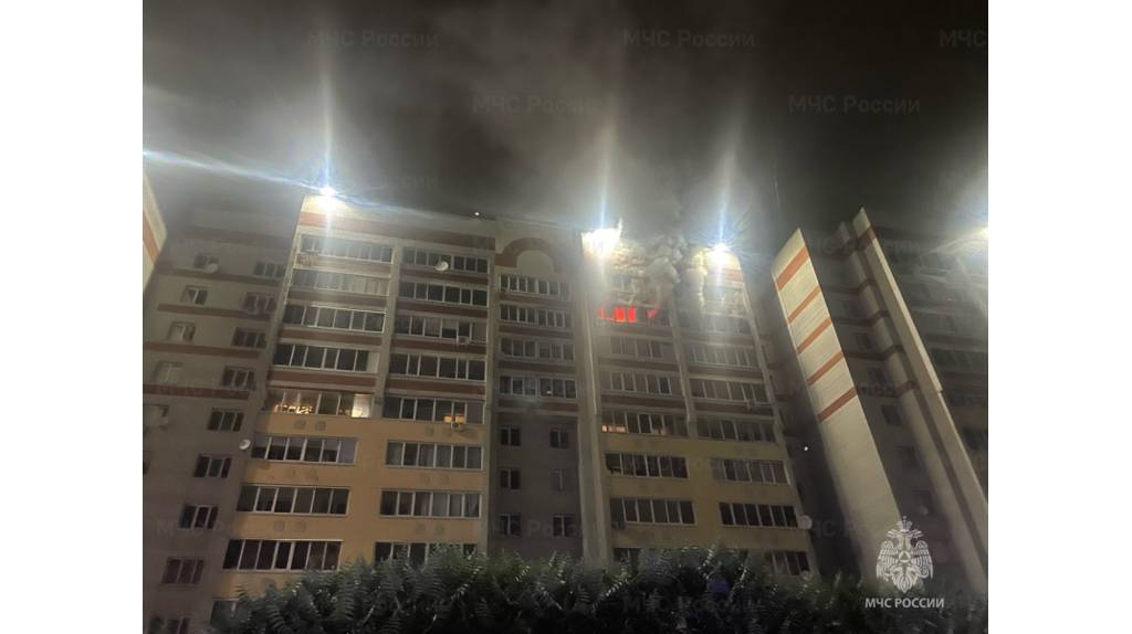 В Брянске из горящей многоэтажки по переулку Пилотов эвакуировали 100 человек