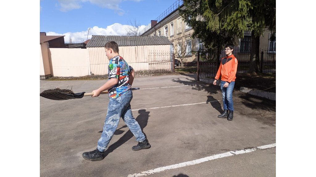 В Брянске православные волонтеры навели порядок на территории кафедрального собора