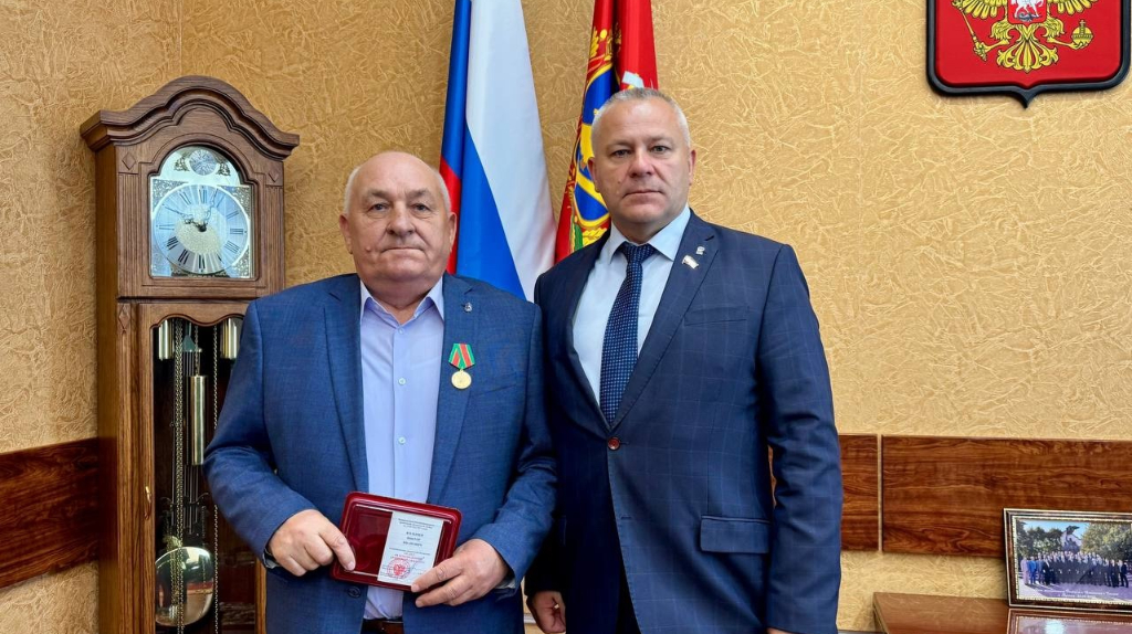 Спикер Брянской облдумы наградил ветеранов боевых действий