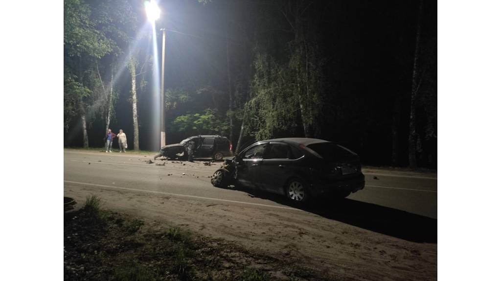 В поселке Локоть на проспекте Ленина не разъехались два лихача на легковушках