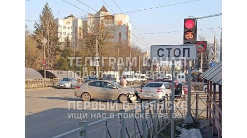 В Брянске на перекрестке Красноармейской и Пересвета разбились две легковушки