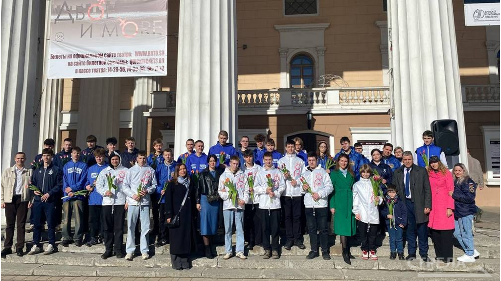 В центре Брянска женщинам дарят цветы и песни