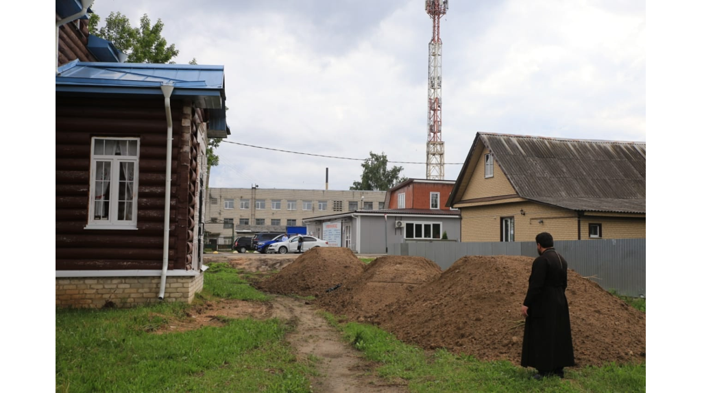 В Клетне благоустраивают территорию храма в честь иконы Божией Матери «Всецарица»