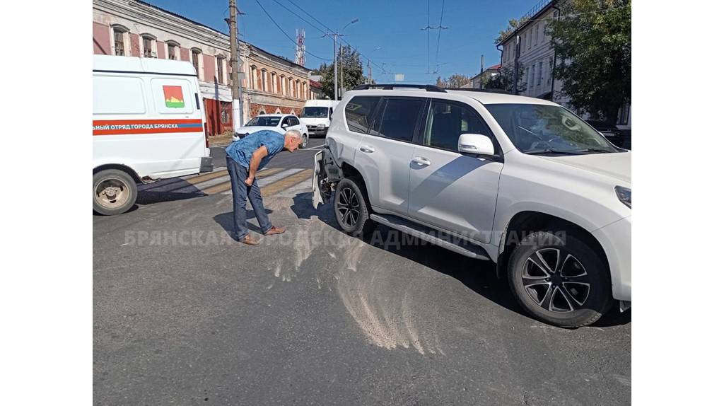 В Брянске на набережной грузовая «Газель» врезалась в «Тойоту»