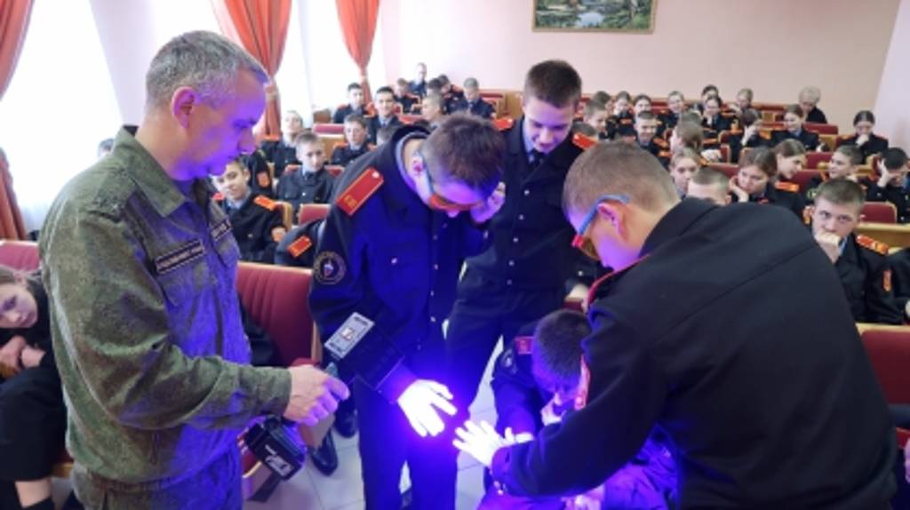 В Брянске сотрудники следственного управления провели занятия для подшефных кадетов