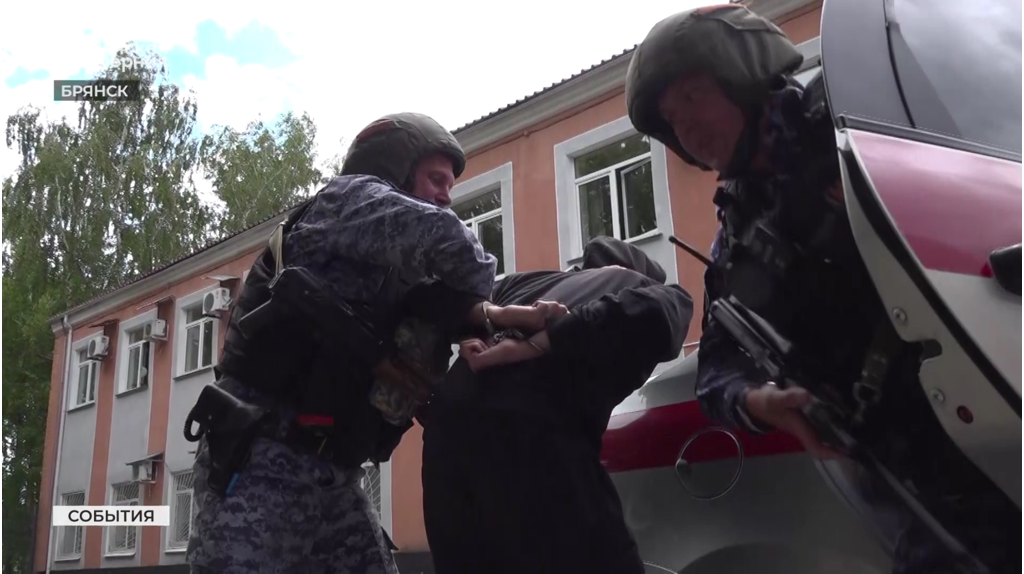 Брянские росгвардейцы задержали мужчину, который незаконно проник в дачный дом