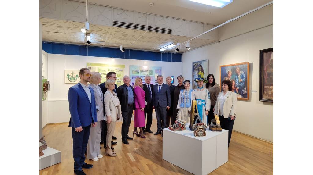 В Брянске выставка «Традиции и современность» объединила более 60 работ мастеров прикладного творчества и живописцев