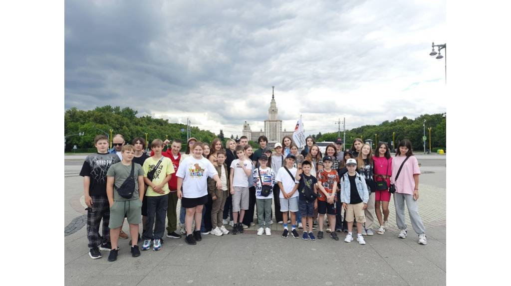 Для юных брянских спортсменов организовали экскурсию «Здравствуй, Москва!»