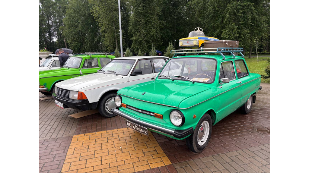 В брянском поселке Белые берега День молодежи отметили выставкой ретромобилей