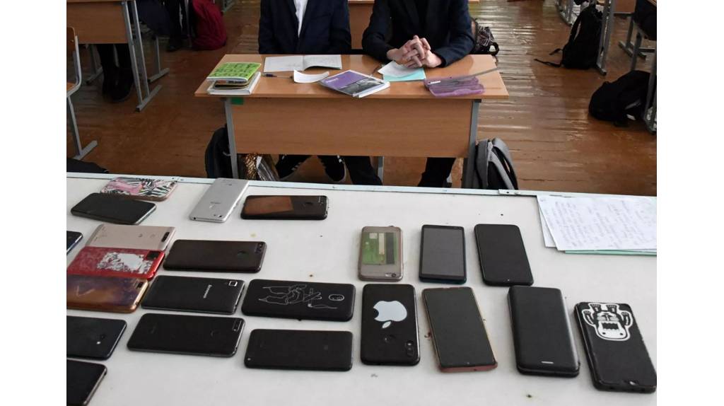 Брянские школьники войдут в новый учебный год без смартфонов