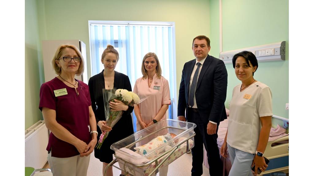 В Брянске поздравили маму ставшего 2024-м новорожденным в этом году малыша