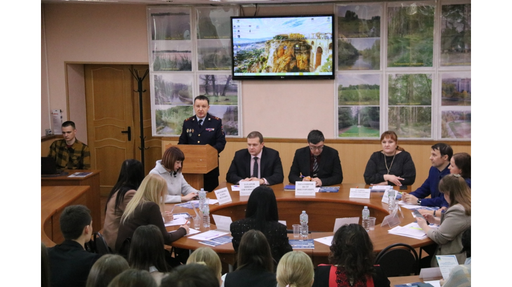В Брянске полицейские повышали финансовую грамотность студентов
