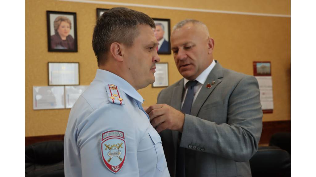 Спикер Брянской облдумы облдумы вручил памятную медаль начальнику УГИБДД