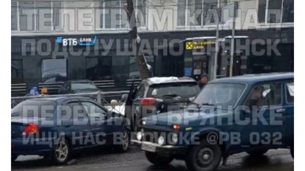 В Брянске на Красноармейской возле ТЦ «Мельница» разбились две легковушки