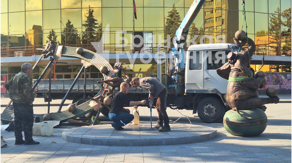 В Брянске на площади перед цирком установили бронзового слона-жонглера