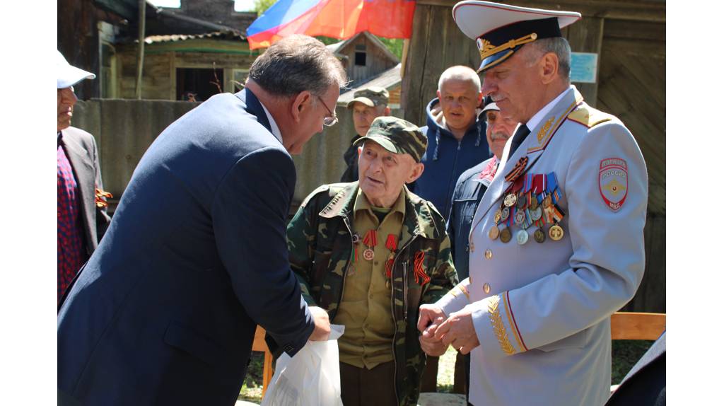 В Стародубском округе поздравили единственного оставшегося в живых ветерана войны